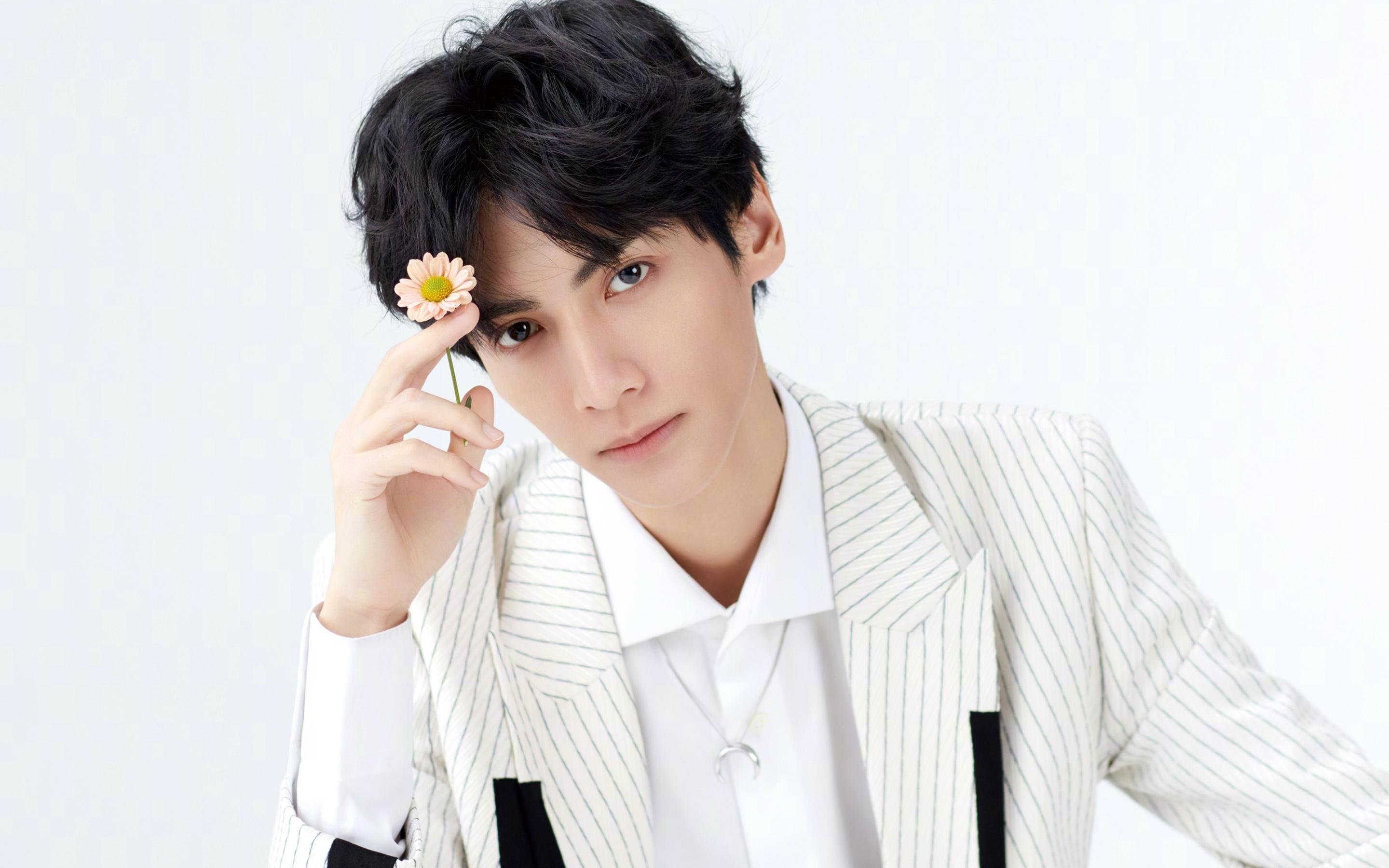 明星对决：张伟爆砍32分，攻防俱佳！，明星张伟男