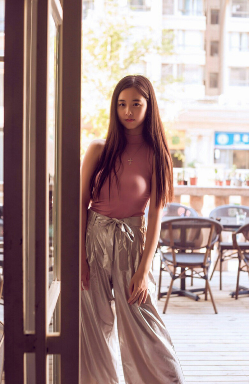 乐鱼app-明星对决：张伟砍下30分，赛场表现抢眼！，明星张伟男